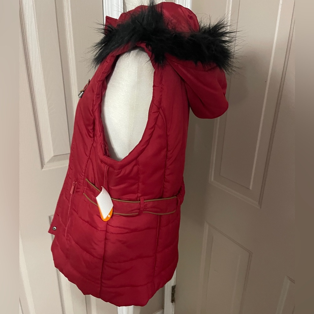 Sporto red puffer vest with black fur trimmed removable hood. NWT. Size L. - Picture 5 of 14